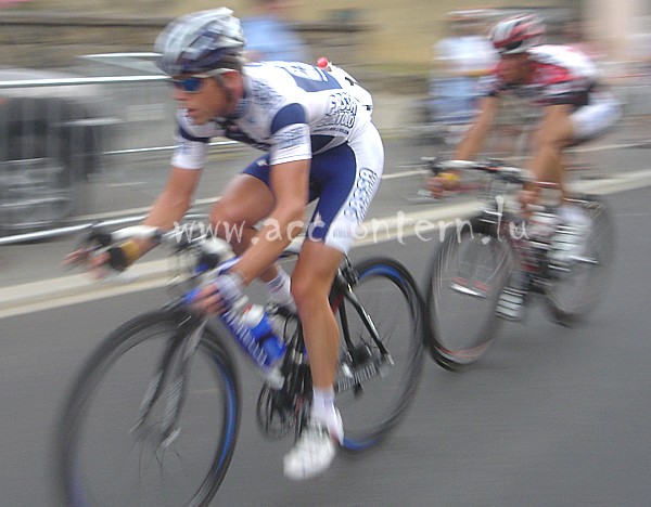 Kim Kirchen leads Frank Schleck